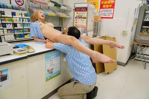 Anh quản lý tống tình cục vàng ngổ ngáo của chủ cửa hàng tiện lợi