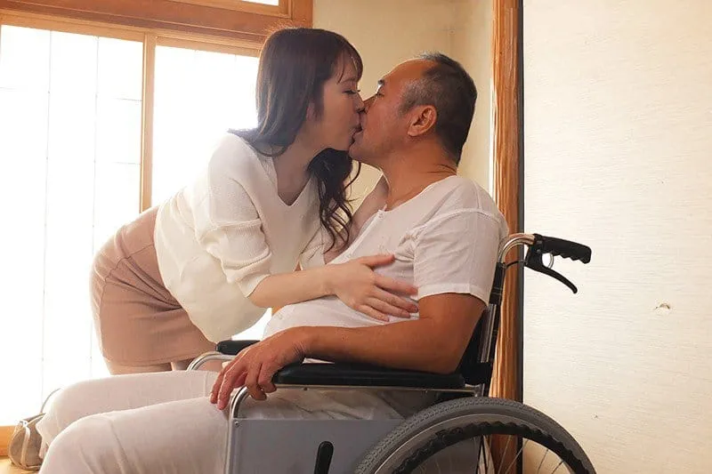 Người tình của con trai hiếu thảo chăm sóc bố Ông xã tàn tật