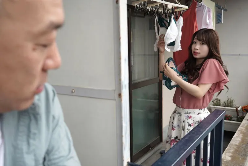 Gã nhà đối diện chuyên soi mói và cặp vợ yêu Anh xã thường xuyên rên la quá to
