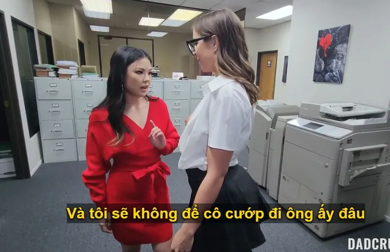 Bố dượng may mắn nện cùng lúc hoa nhỏ và em trợ lý riêng